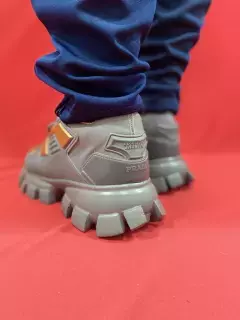 PRADA THUNDER na internet
