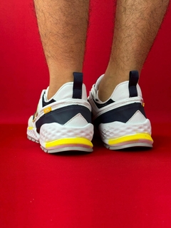 NEW BALANCE 574 BRANCO CINZA AZUL AMARELO NACIONAL PREMIUM na internet