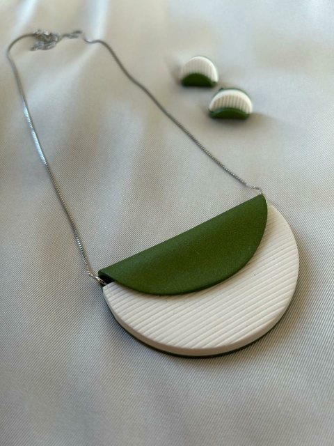 Colar Curva verde folha e offwhite