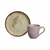 Conjunto com xícara de café rosa fosca e pires bege com borda marrom e detalhe de ramo decorativo