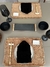 Conjunto de mesa para sushi com 8 peças em bambu, incluindo pratos, talheres e copos elegantes.
