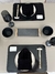 Conjunto de mesa para sushi com 8 peças em bambu, incluindo pratos, talheres e copos elegantes.