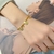 Pulseira Feminina em Camadas de Ouro com Pingente Retro Punk Gó na internet