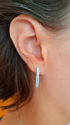 Argola em prata cravejada com 3 fileiras de zircônias na internet