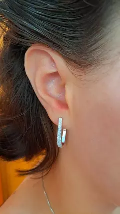 Argola em prata cravejada com 3 fileiras de zircônias