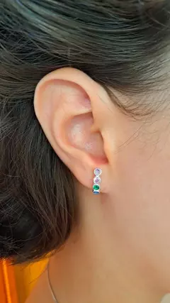 Brinco em prata com zircônias coloridas na internet