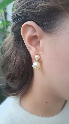 Brinco bijuteria duas pérolas
