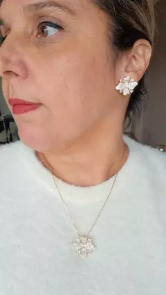 Colar bijuteria flor com zircônias - loja online