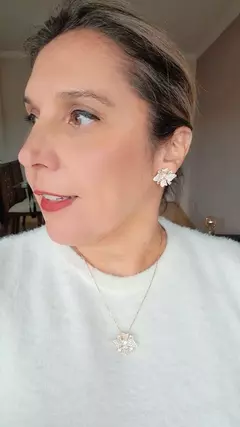 Imagem do Colar bijuteria flor com zircônias