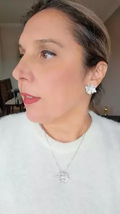 Colar bijuteria flor com zircônias
