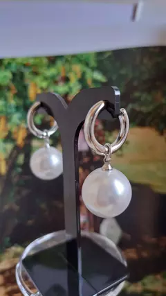 Brinco bijuteria argola com pérola - comprar online