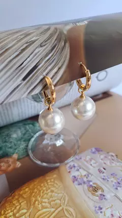 Brinco bijuteria argola com pérola - Biju Artes