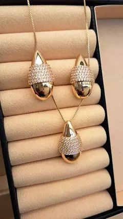 Colar bijuteria gota com detalhe em zircônias - comprar online