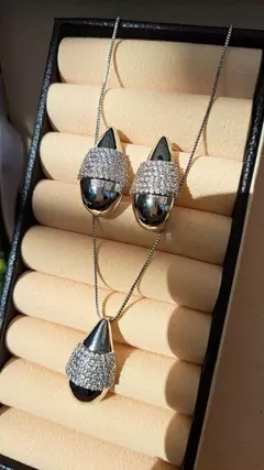 Colar bijuteria gota com detalhe em zircônias na internet