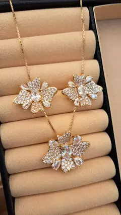 Colar bijuteria flor com zircônias