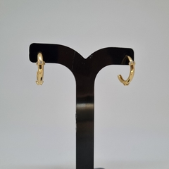 Argola folheada a ouro meia cana com detalhes na internet