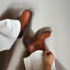 Bota Coturno Chelsea Feminina Cano curto Marrom Caramelo na internet