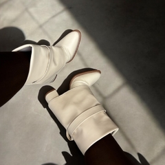Bota Capa Feminina Zoé Cano Curto fivela salto alto Napa Off-White - UZZEAME | Calçados Femininos