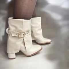 Bota Capa Feminina Zoé Cano Curto fivela salto alto Napa Off-White - loja online