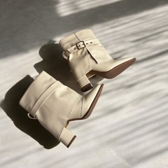 Bota Capa Feminina Zoé Cano Curto fivela salto alto Napa Off-White
