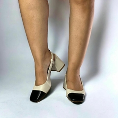 Imagem do Scarpin Slingback Chloé salto bloco off white e preto bicolor