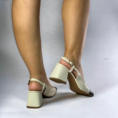 Scarpin Slingback Chloé salto bloco off white e preto bicolor