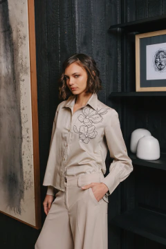 Camisa Fran con flor bordada