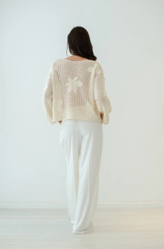 Sweter tejido abierto crudo con flor - tienda online
