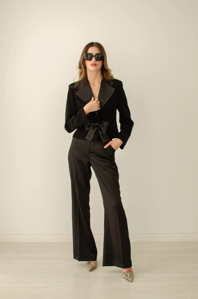 Spencer Sany con moño y pantalón sastrero rasado de Claudia Arias