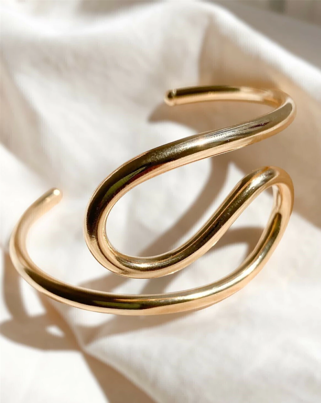 Bracelete curvado dourado