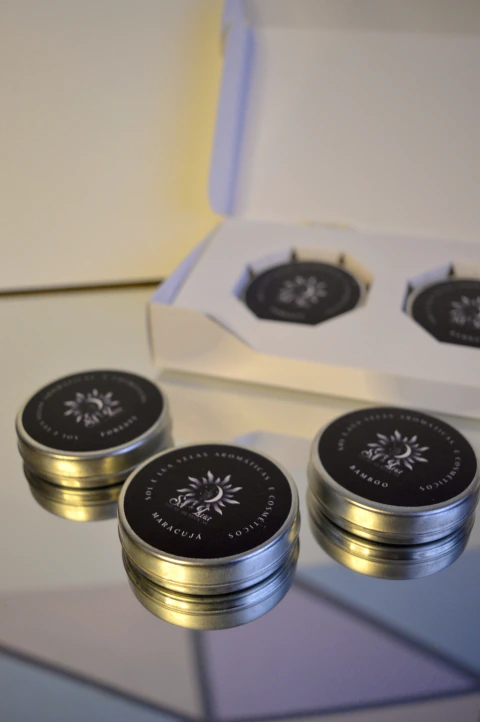 Kit Degustação: Trilogia de Descoberta Sensorial (Trio de Mini Velas Artesanais em Lata )