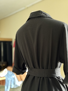 Chemise preta na internet