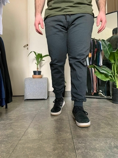 PANTALÓN JOGGER MICHIGAN GRIS en internet