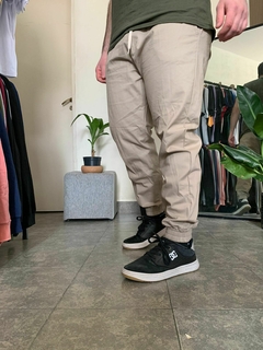 PANTALÓN JOGGER MICHIGAN BEIGE en internet