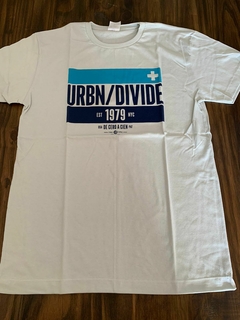 Remera estampada URBAN/DIVIDE (TALLE S) - Pantaleon streetwear