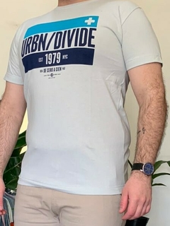 Remera estampada URBAN/DIVIDE (TALLE S) en internet