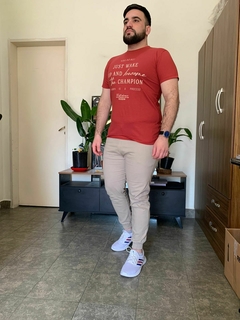 Remera estampada JUST WAKE (TALLE S) - comprar online