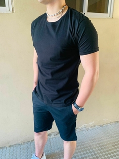 Remera Pantaleon clasica lisa NEGRA