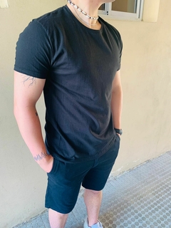 COMBO 3 REMERAS CLASICAS LISAS. (AZUL, NEGRO, VERDE MILITAR) - tienda online