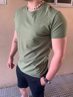 COMBO 3 REMERAS CLASICAS LISAS. (VERDE MILITAR, BORDO, AZUL) en internet