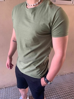 COMBO 3 REMERAS CLASICAS LISAS. (AZUL, NEGRO, VERDE MILITAR)