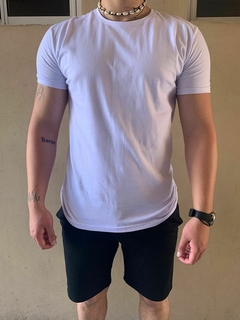 Imagen de COMBO 3 REMERAS CLASICAS LISAS. (BORDO, BLANCO, AZUL)