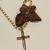 Colar Grumet fino 60cm c/ crucifixo vazado banho ouro 18k (MASC1073)