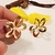 Brinco Méd. Martelado Flor Pétalas vazadas risque banho Ouro 18k (BR1629) na internet