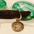 Brinco Argola Articulada Peq. Pingente Medalha São Bento banho ouro 18k (ARG1328) na internet