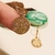 Brinco Argola Articulada Peq. Pingente Medalha São Bento banho ouro 18k (ARG1328) - loja online