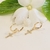 Brinco Méd. Argola articulada click com pingente crucifixo Banho premium Ouro 18k (BR1638)