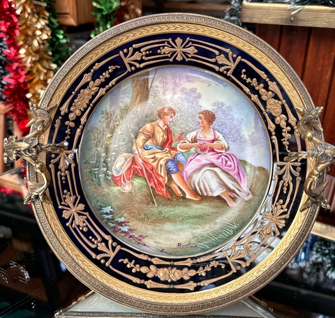 plato con pie de bronce