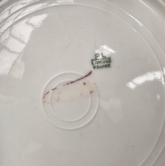 plato con pie de bronce