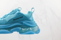 Balenciaga Triple`s na internet
